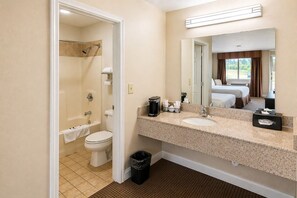 Habitación, 2 camas de matrimonio, accesible para personas con discapacidad, no fumadores | Baño | Ducha y bañera combinadas y bañera profunda