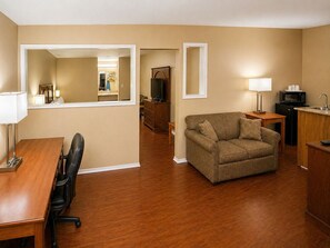 Suite, 1 très grand lit, non-fumeurs | Ameublement personnalisé, bureau