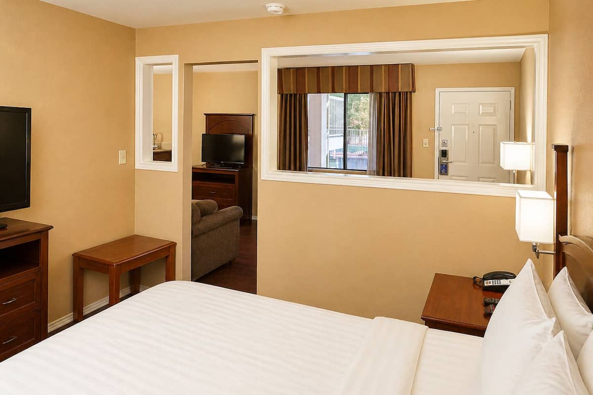 Suite, 1 King Bed, Non Smoking