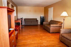 Suite, 1 King Bed, Non Smoking | Living area