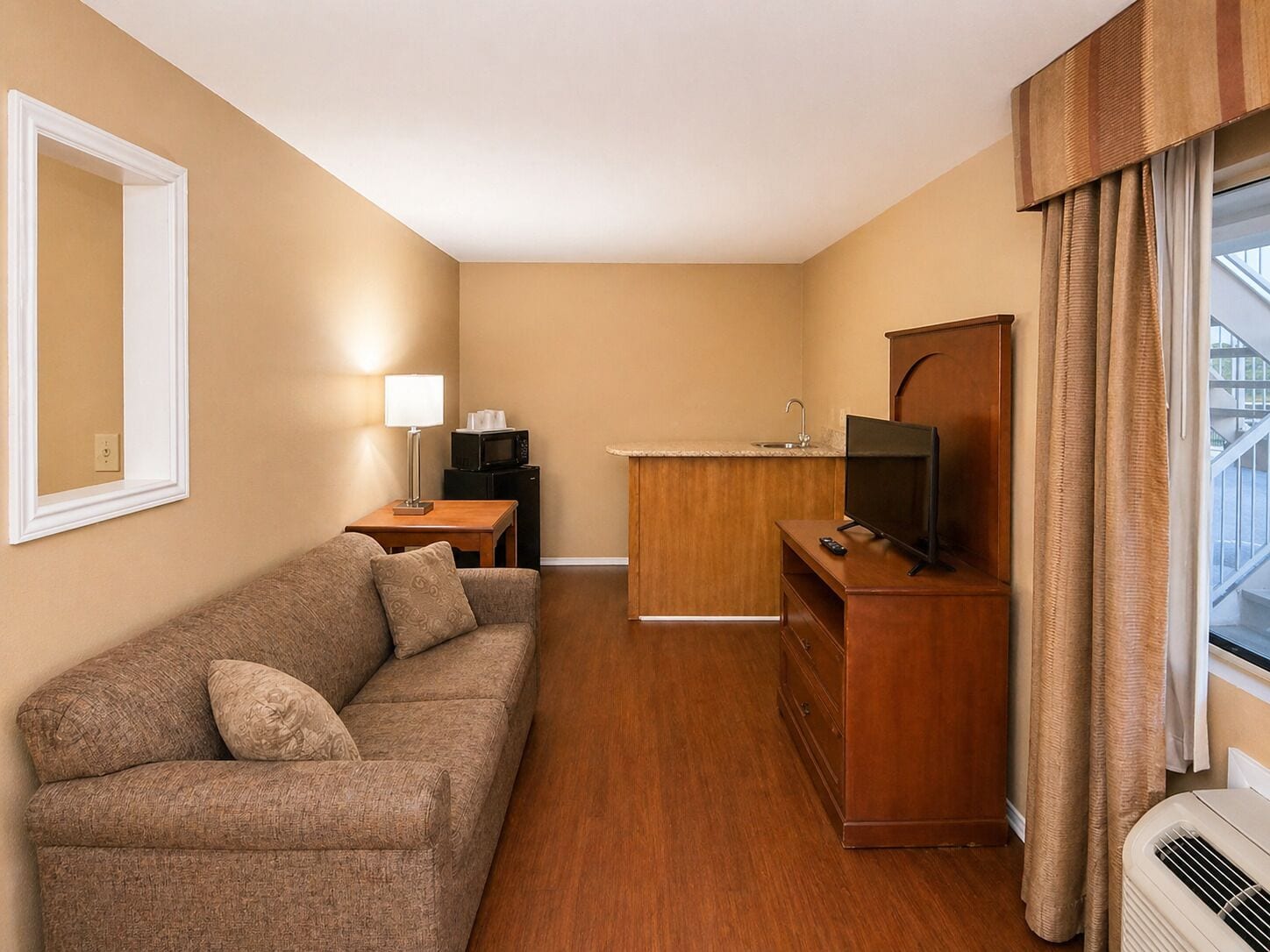 Suite, 1 letto king, non fumatori | Con arredamento individuale, una scrivania, postazione laptop