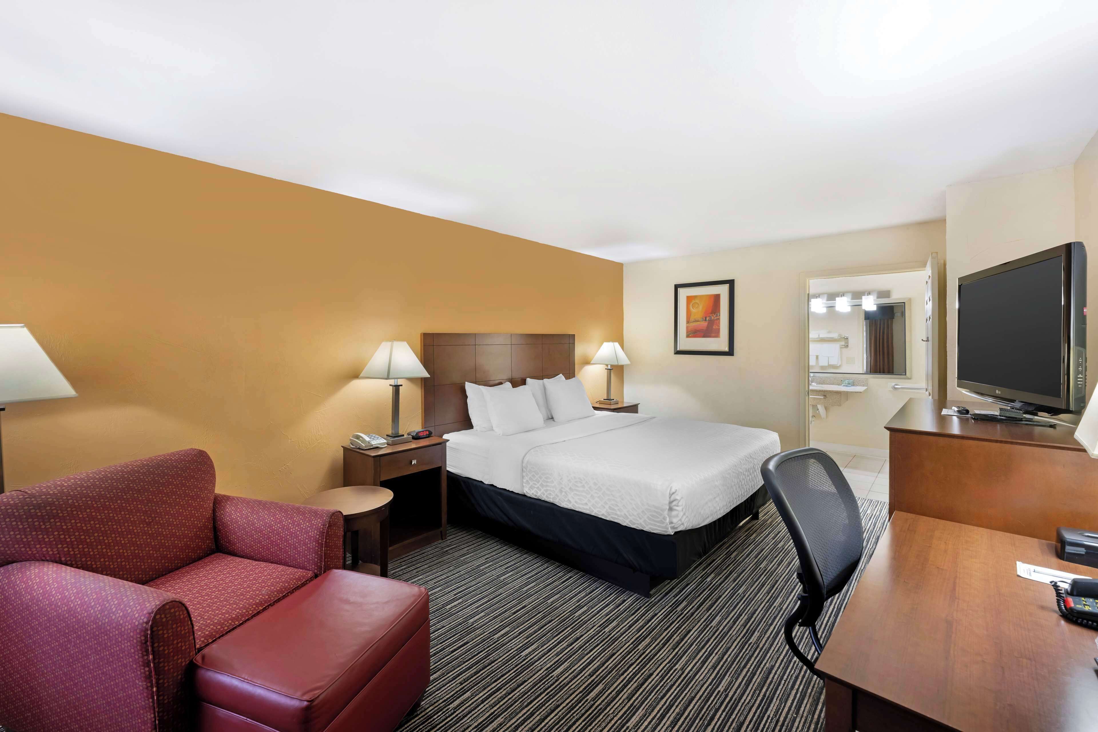 standard room, 1 king bed, accessible, bathtub | pillow-top beds, desk, laptop workspace, soundproofing