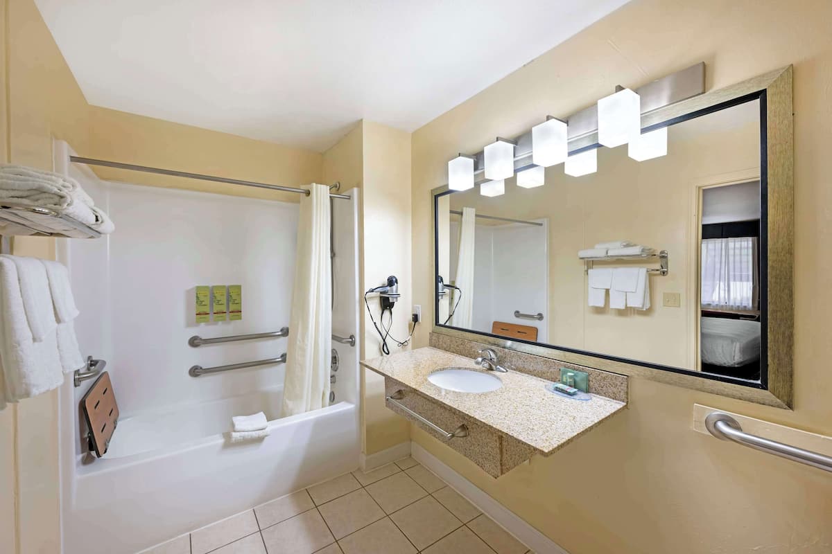 standard room, 1 king bed, accessible, bathtub | bathroom | combined shower/bathtub, spring water bathtub, free toiletries