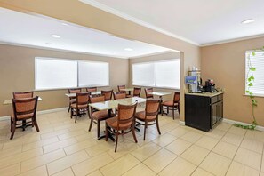 فطور أوروبي مجانًا يوميًا