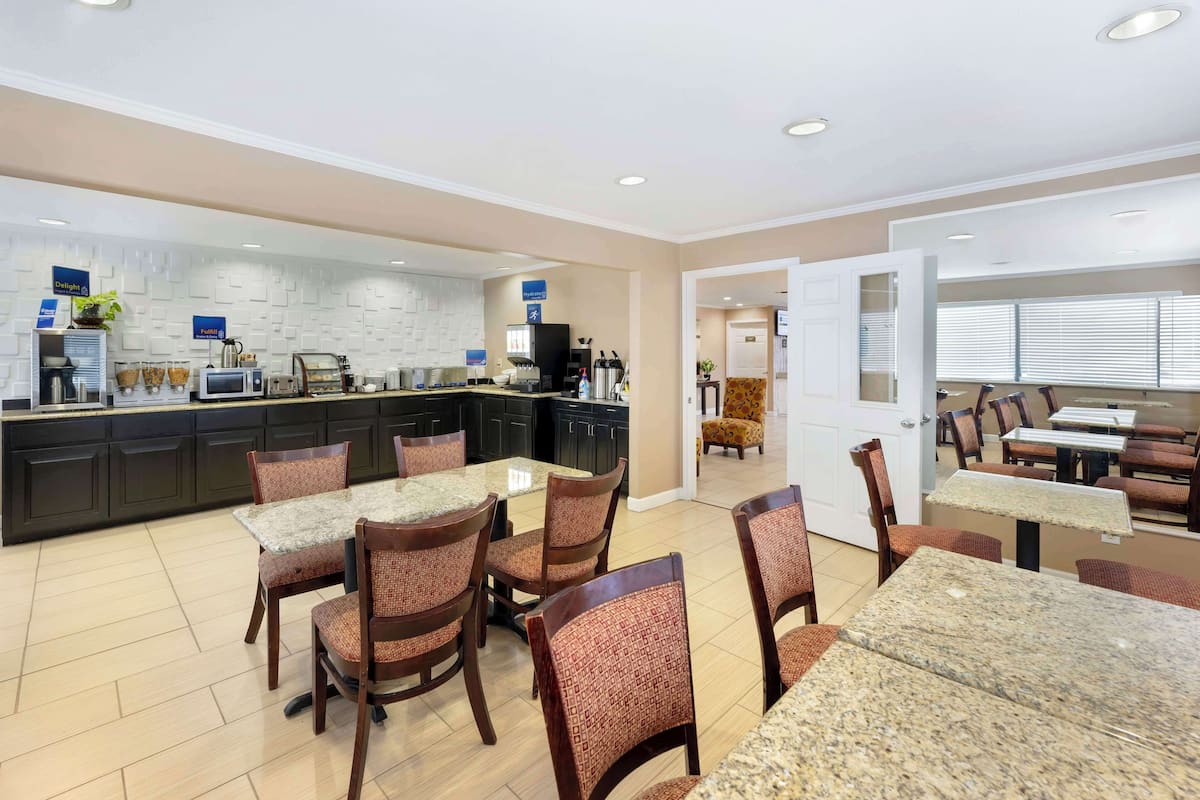 free daily continental breakfast