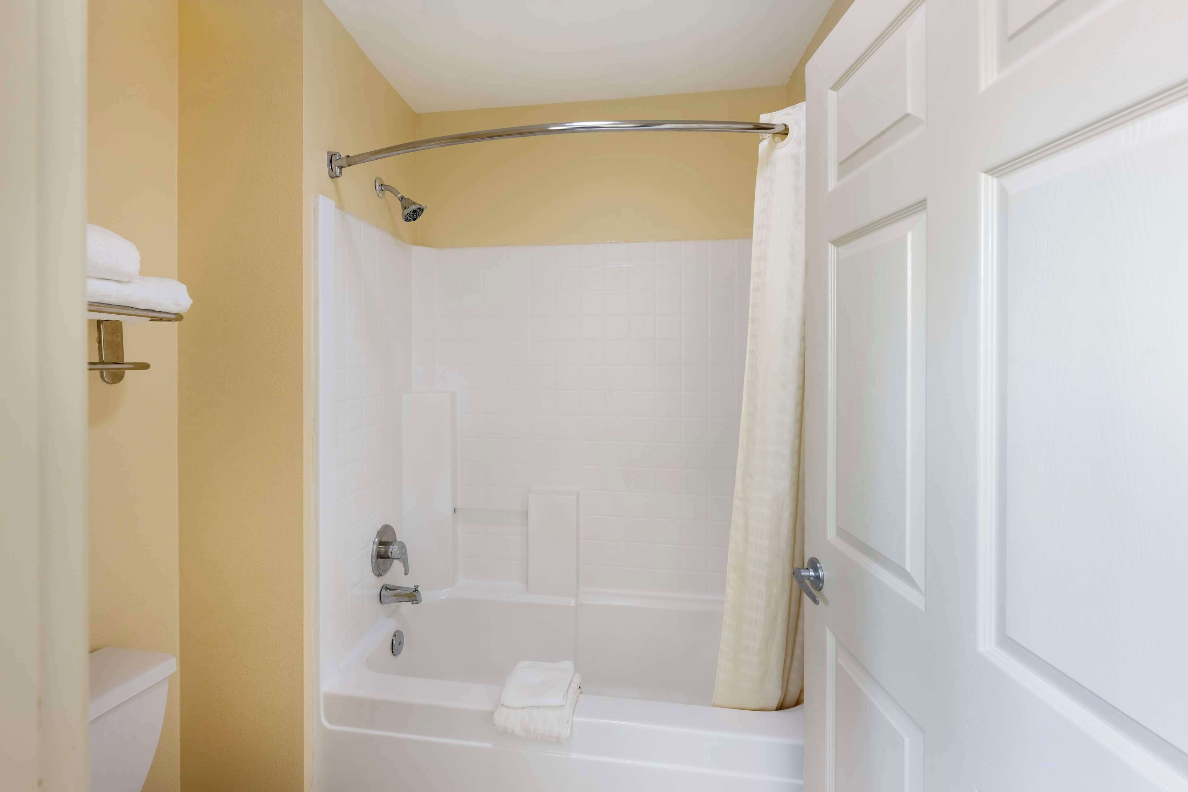 standard room, 1 king bed, non smoking, refrigerator & microwave | bathroom | combined shower/bathtub, spring water bathtub, free toiletries