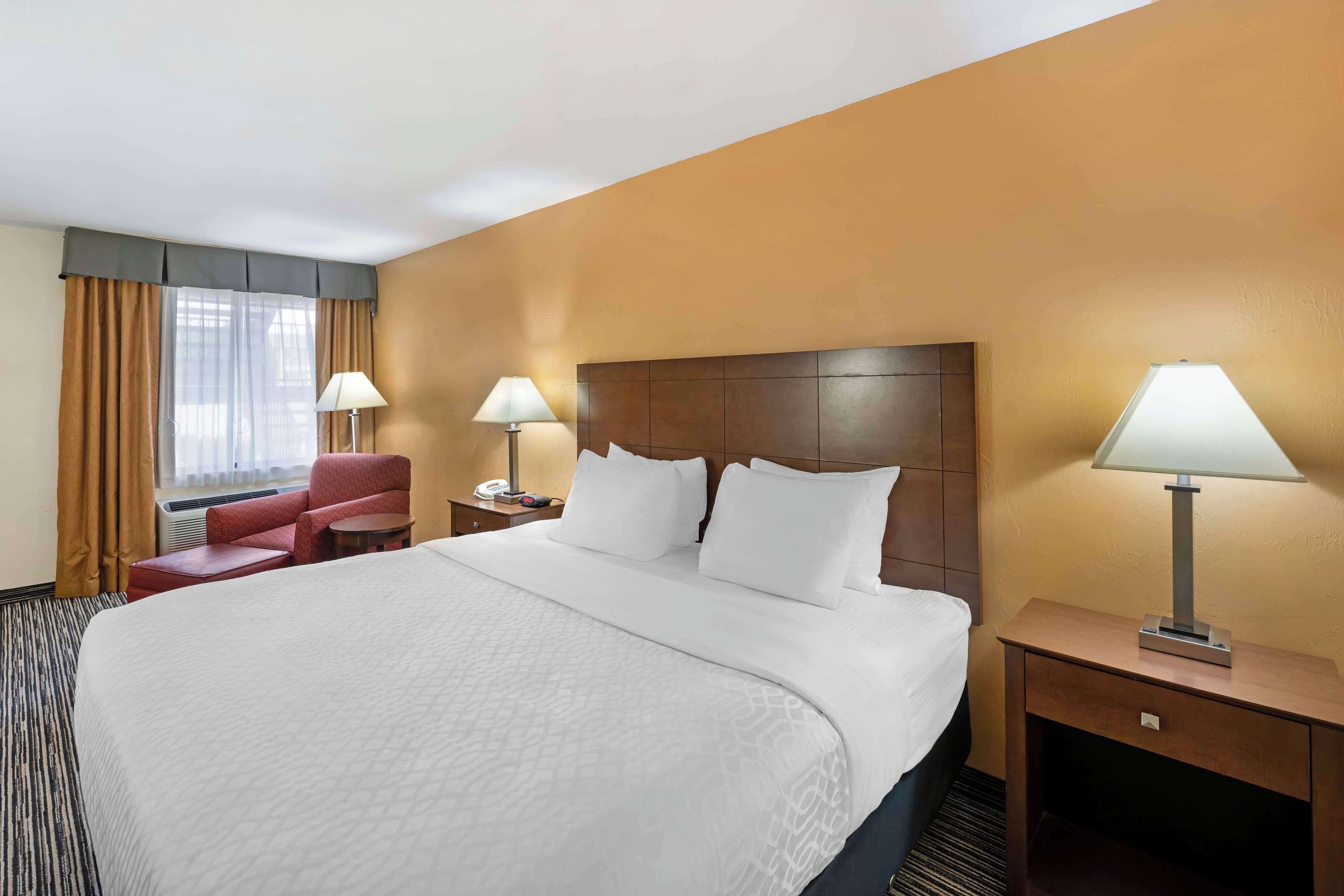 standard room, 1 king bed, accessible, bathtub | pillow-top beds, desk, laptop workspace, soundproofing