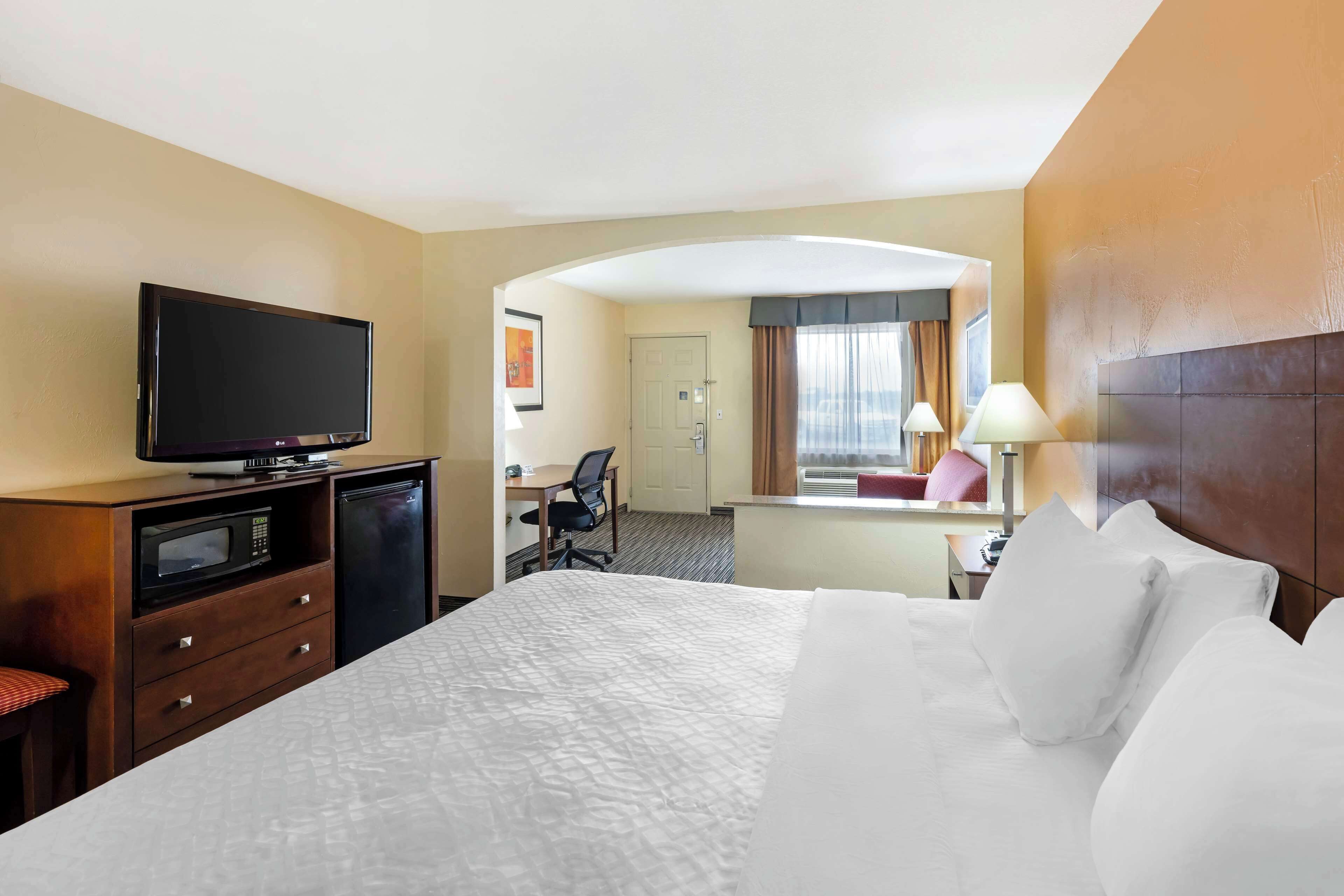 suite, 1 king bed, non smoking, microwave | pillow-top beds, desk, laptop workspace, soundproofing