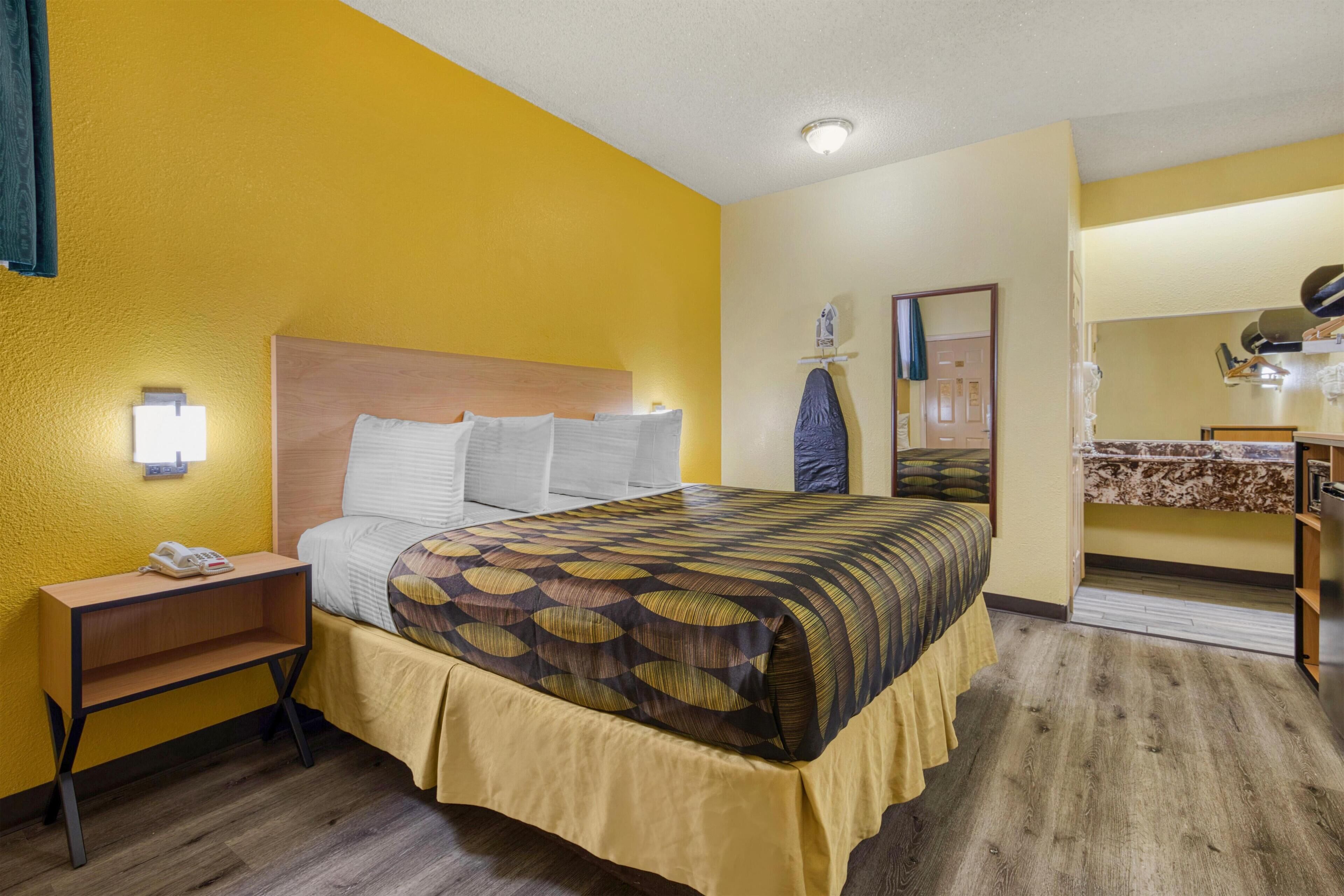 Escrivaninha, roupa de cama