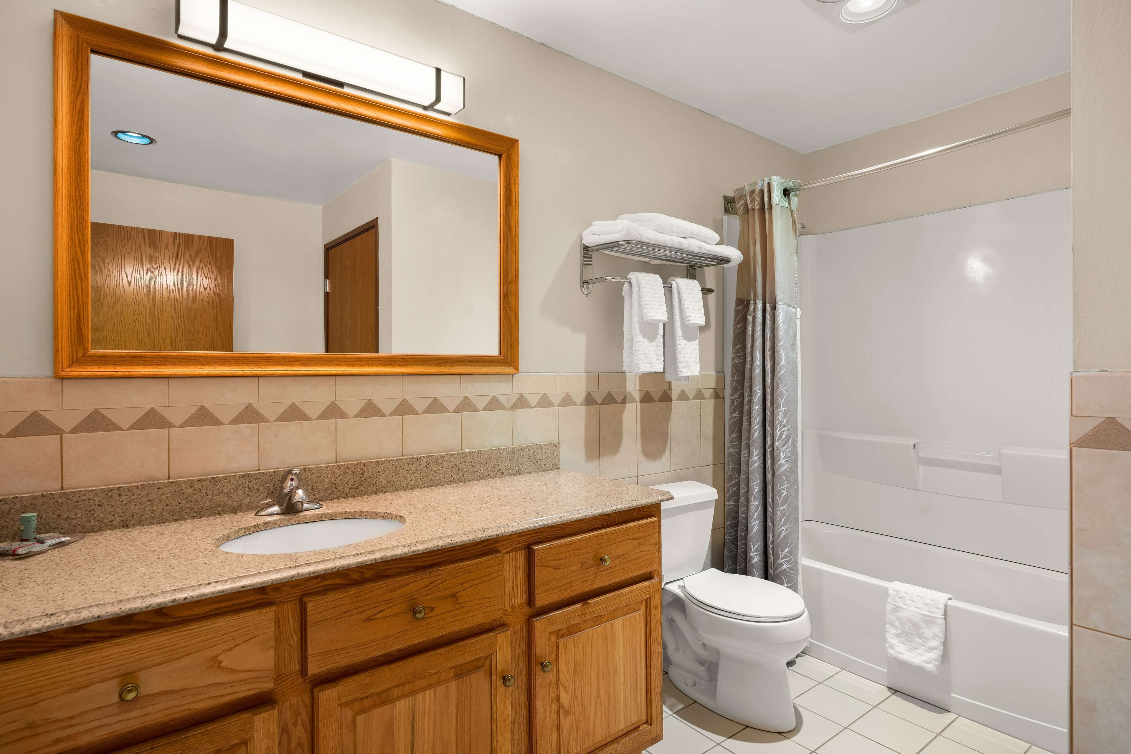 suite, 1 king bed, non smoking, jetted tub (full kitchen) | bathroom | free toiletries, hair dryer, towels