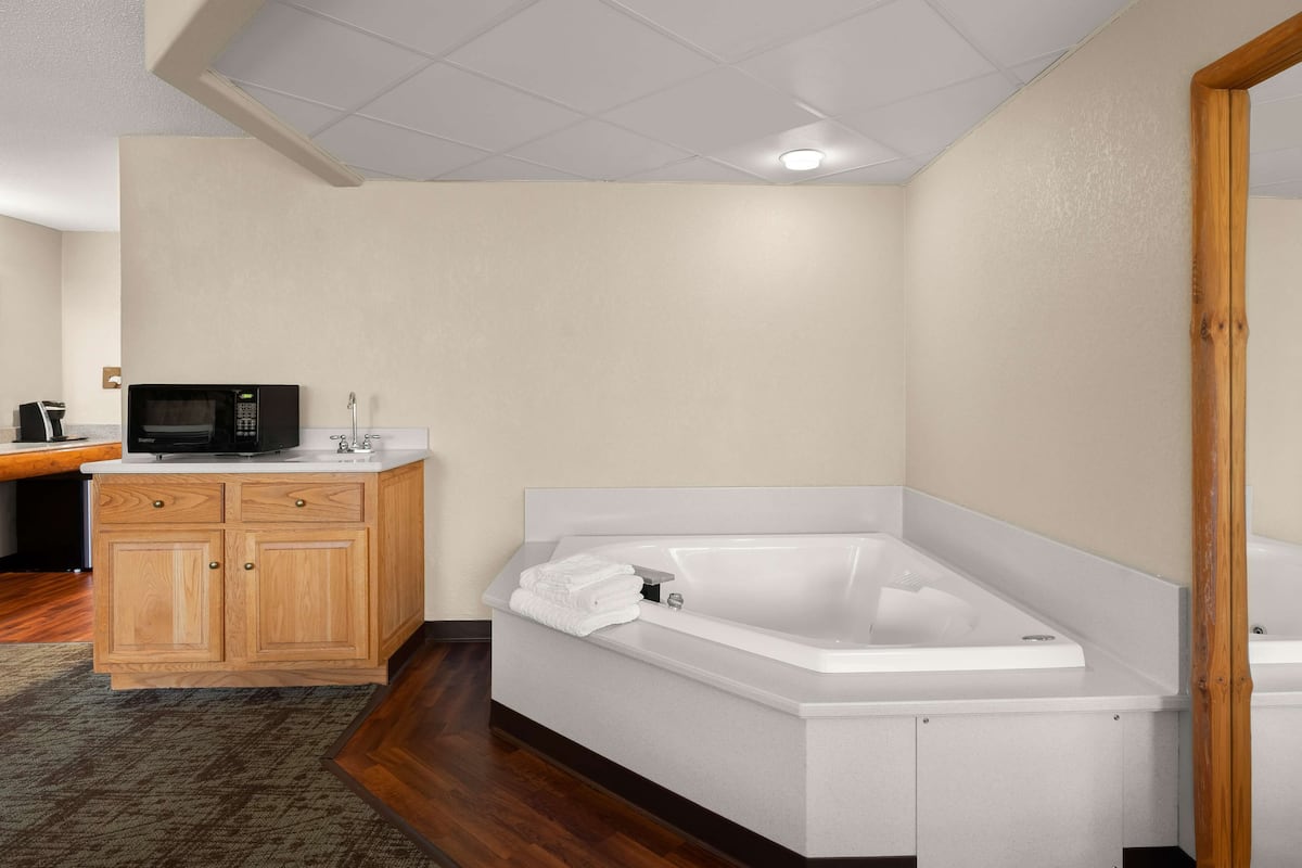 1 bedroom, in-room safe, iron/ironing board, rollaway beds