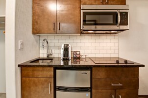 Frigobar, microondas, cafetera/tetera