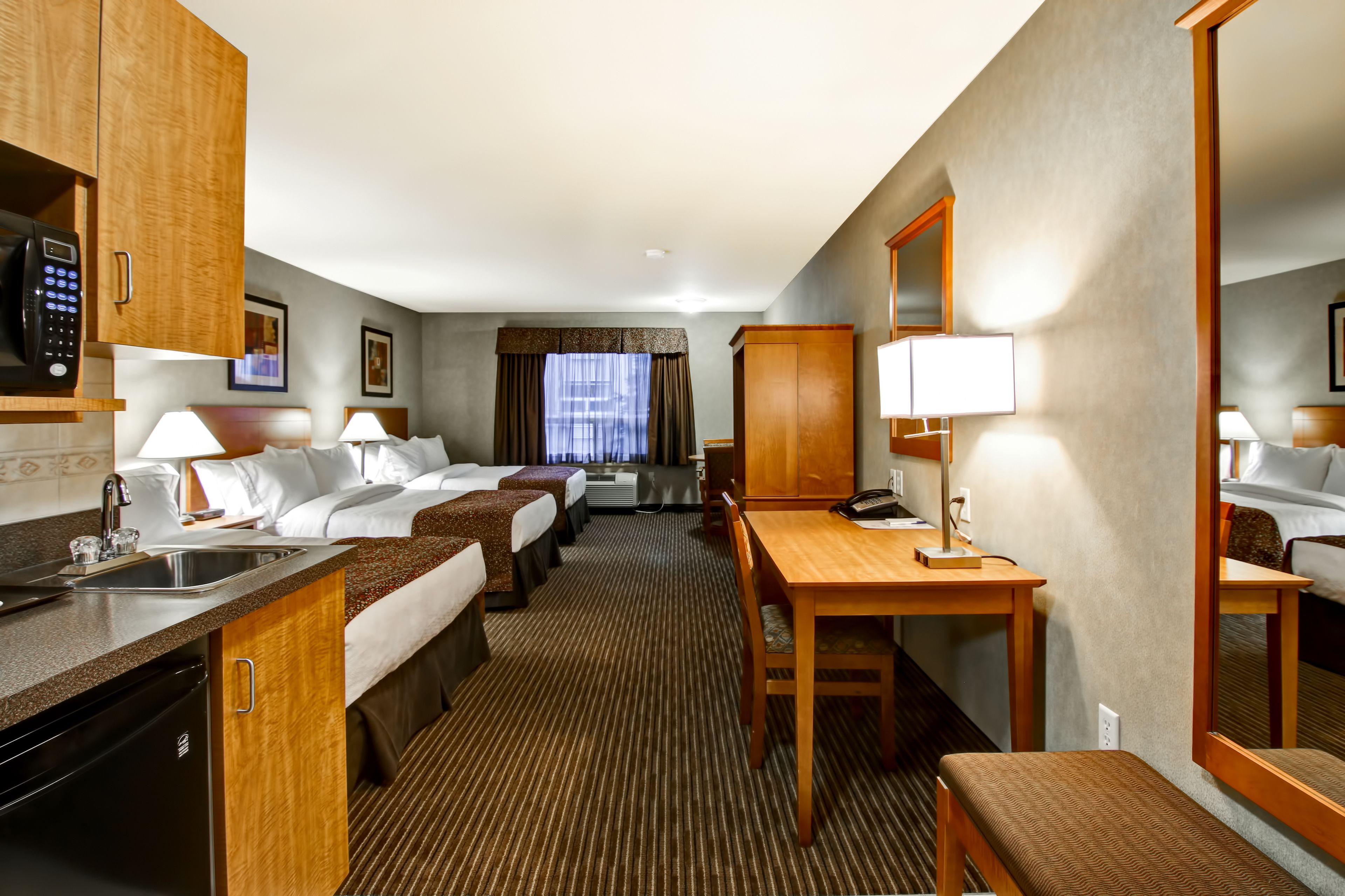 room, multiple beds | hypo-allergenic bedding, in-room safe, desk, iron/ironing board