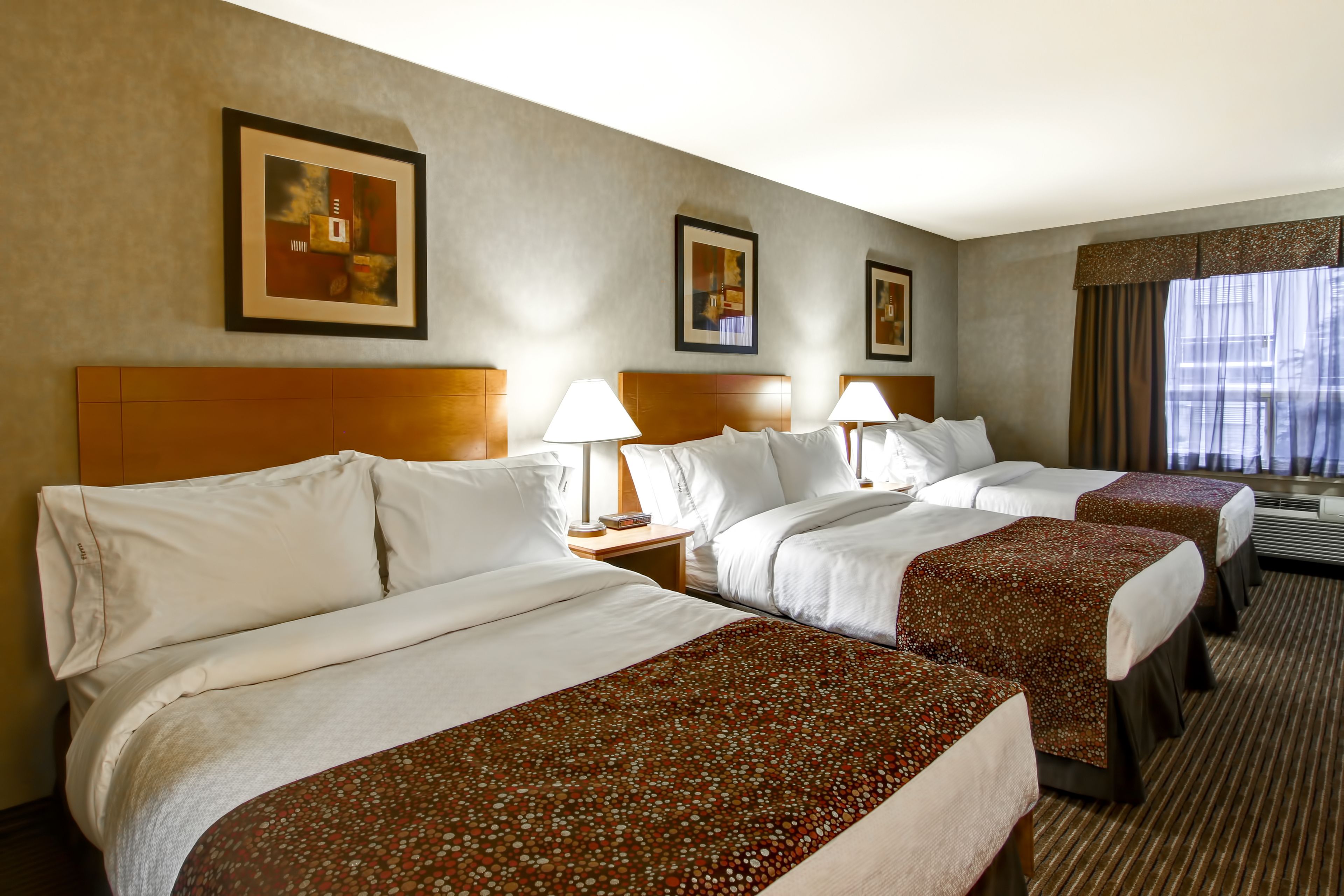 Habitación, varias camas | Ropa de cama hipoalergénica, caja fuerte, escritorio