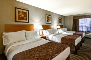 Ropa de cama hipoalergénica y caja de seguridad en la habitación 