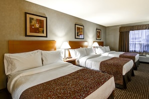 Ropa de cama hipoalergénica y caja de seguridad en la habitación