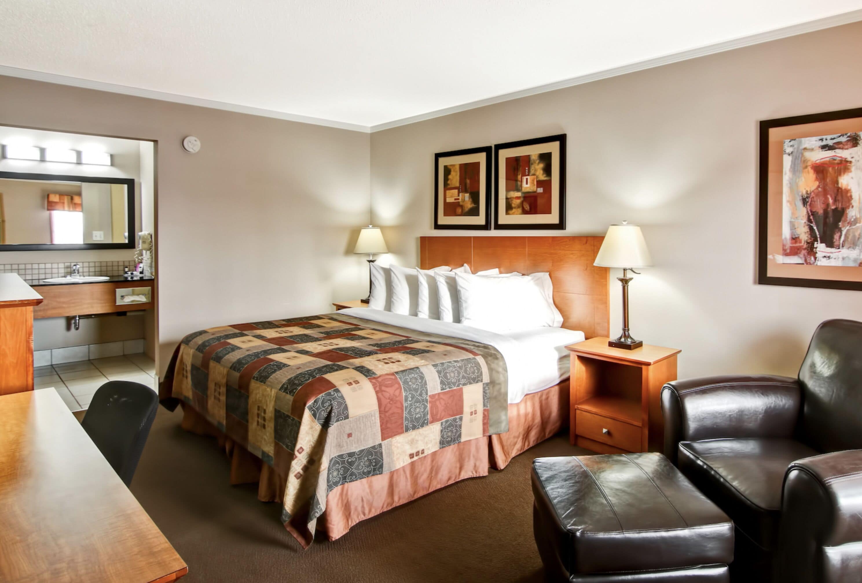 Economy Room, 1 King Bed (Exterior Access - Motel) | Ropa de cama de alta calidad, edredones de plumas, escritorio