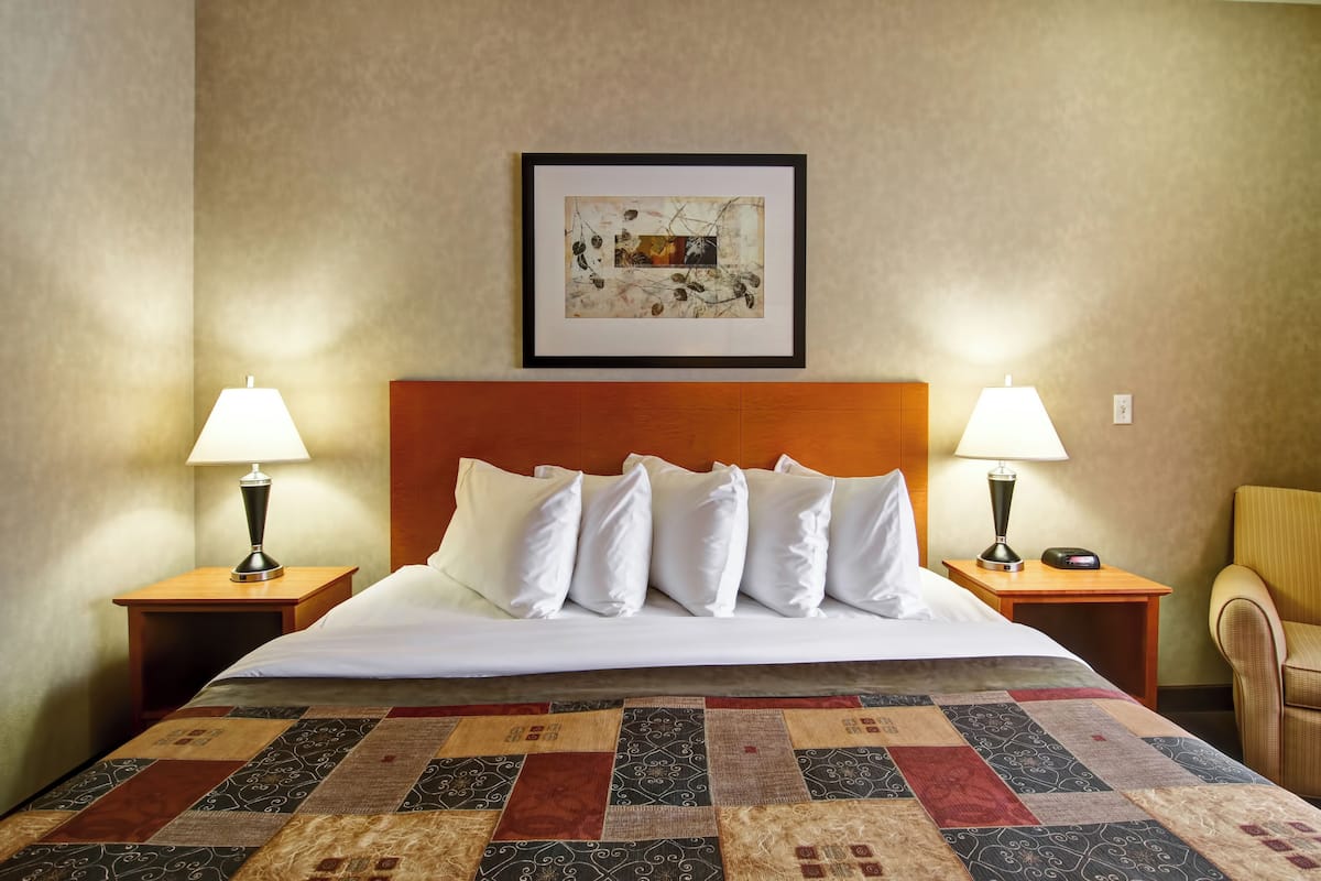 Premium bedding, desk, iron/ironing board, free cribs/infant beds