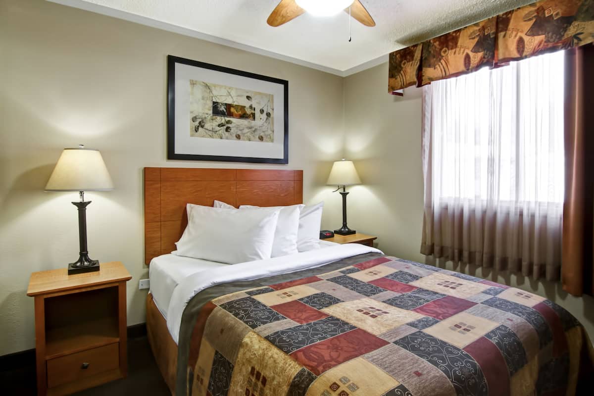 Standard Room, 1 Queen Bed (Exterior Access) | Premium bedding, desk, iron/ironing board, free cribs/infant beds