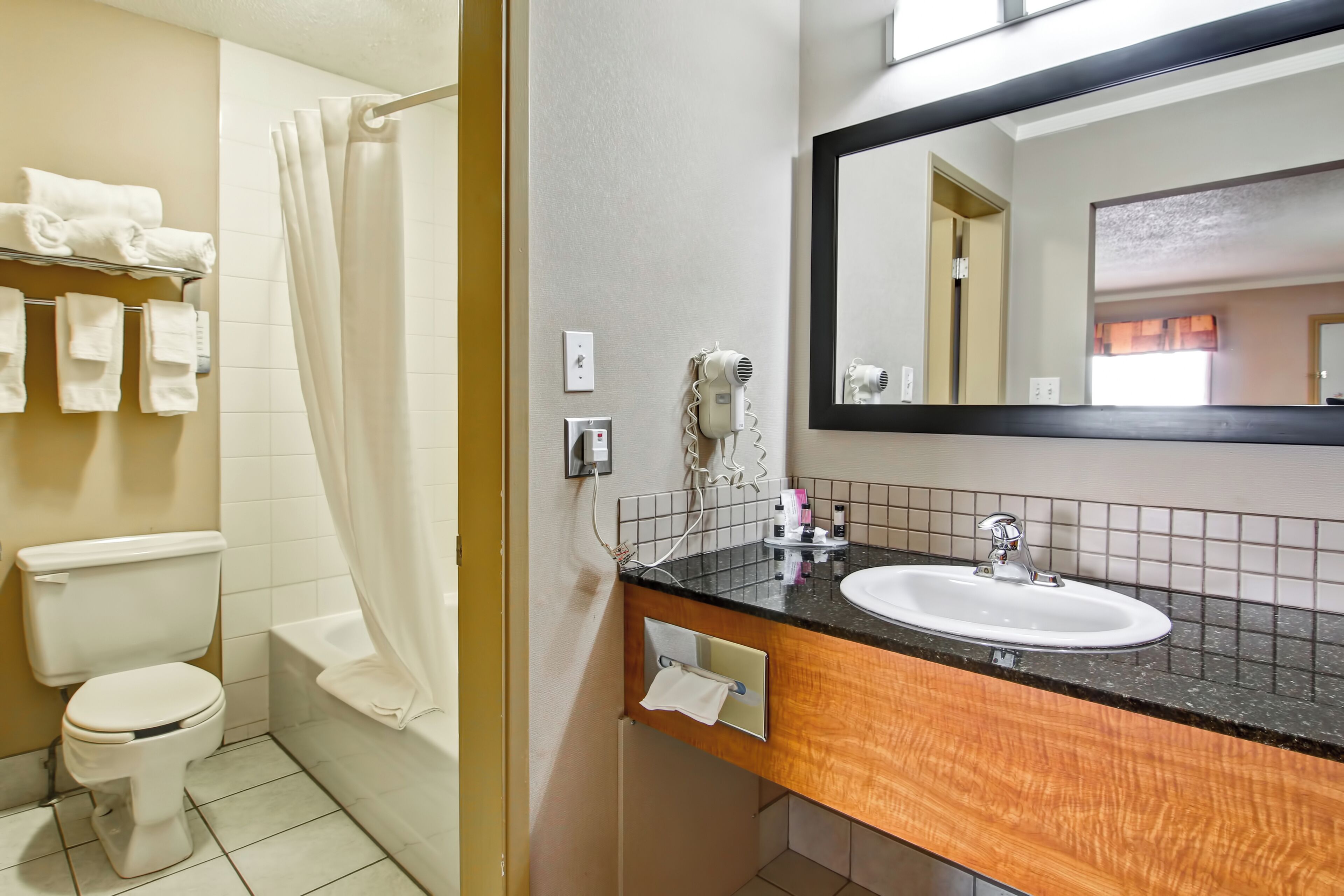 Combined shower/tub, free toiletries, hair dryer, towels