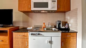 Frigorífico, microondas y cafetera o tetera