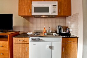 Standard Room, 1 Double Bed, Kitchenette (Exterior Access) | Private kitchen | Fridge, microwave, coffee/tea maker