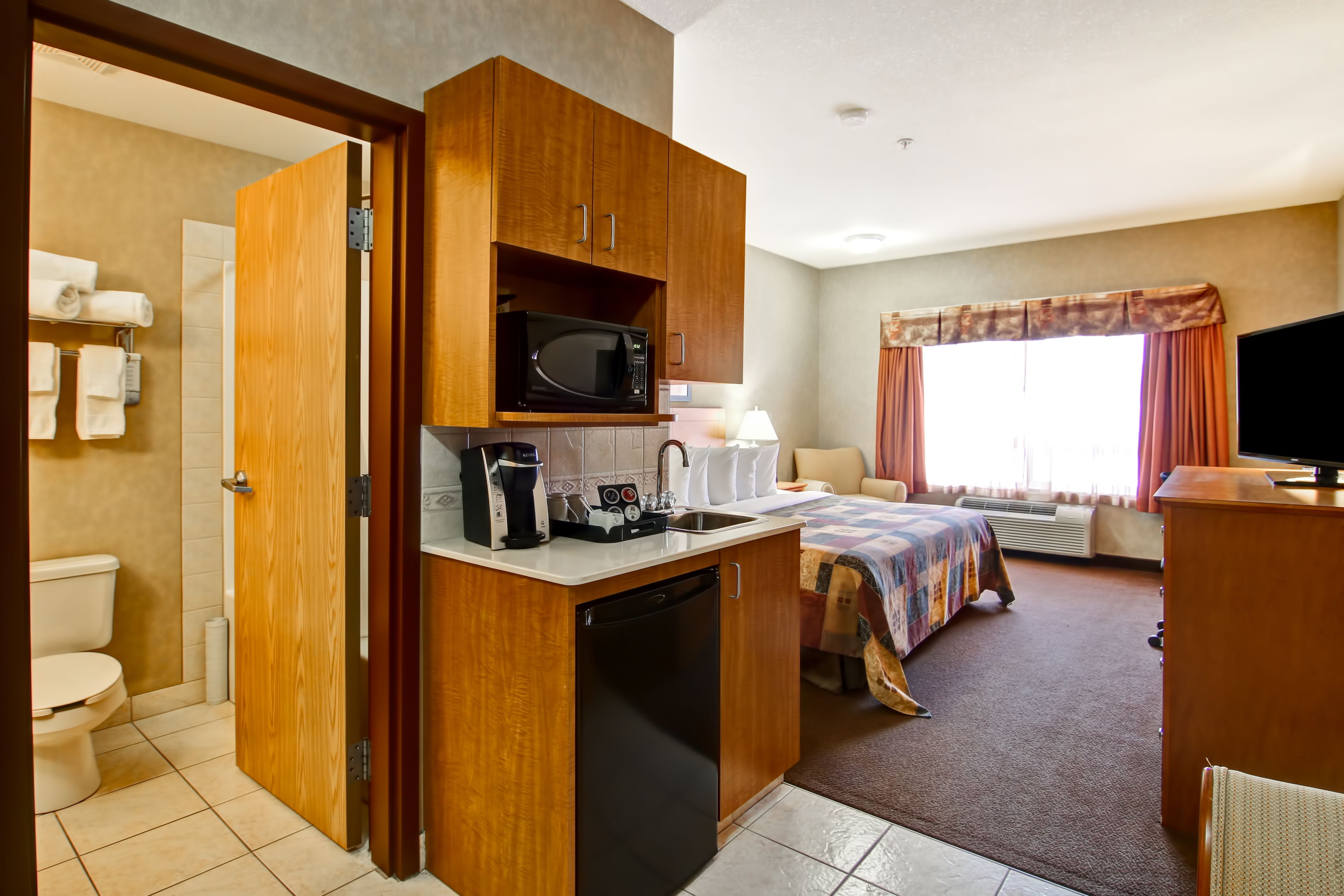 Bộ đồ giường cao cấp, bàn, bàn ủi/dụng cụ ủi quần áo 