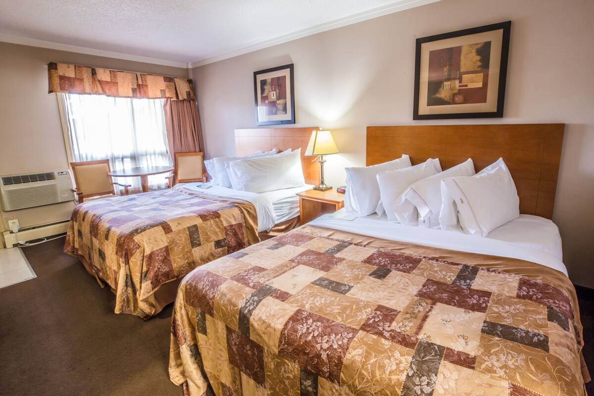 Economy Room, 2 Double Beds (Exterior Access - Motel) | 高級寢具、書桌、熨斗/熨衣板、免費無線上網