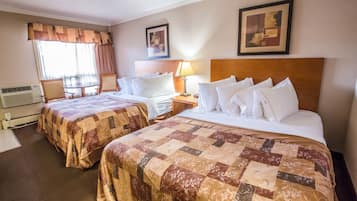 Economy Room, 2 Double Beds (Exterior Access - Motel) | Sengetøy av topp kvalitet, dundyner, skrivebord og strykejern/-brett
