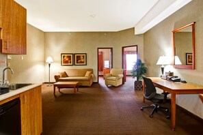 Premium bedding, desk, iron/ironing board, free WiFi