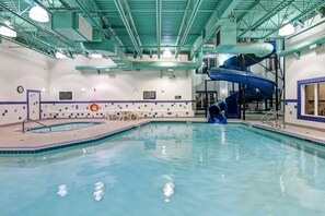 Una piscina techada, sillones reclinables de piscina