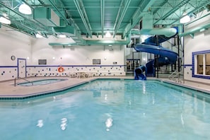 Piscine intérieure, chaises longues