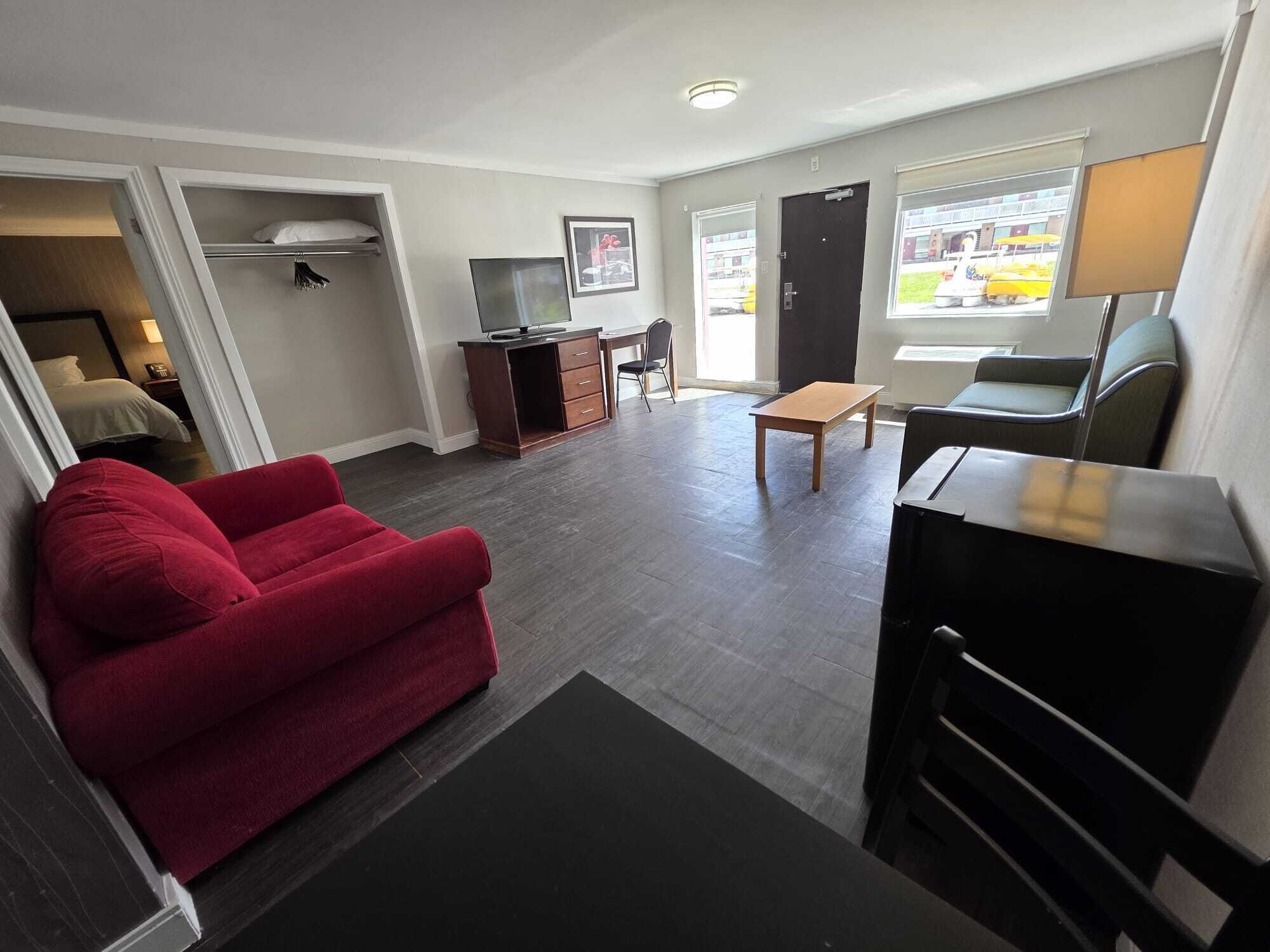 Suite, 2 camas de matrimonio, no fumadores (1-Bedroom, Lake View) | Zona de estar | Una televisión de pantalla plana
