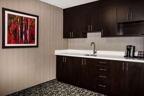 Desk, blackout curtains, soundproofing, iron/ironing board - Ramada by Wyndham Jacksons Point (Georgina)