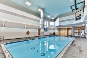 Una piscina techada, sillones reclinables de piscina