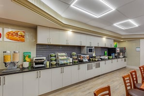 Café da manhã com buffet grátis todos os dias