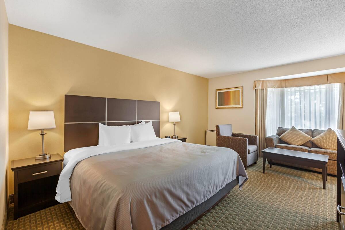 Premium bedding, in-room safe, desk, laptop workspace