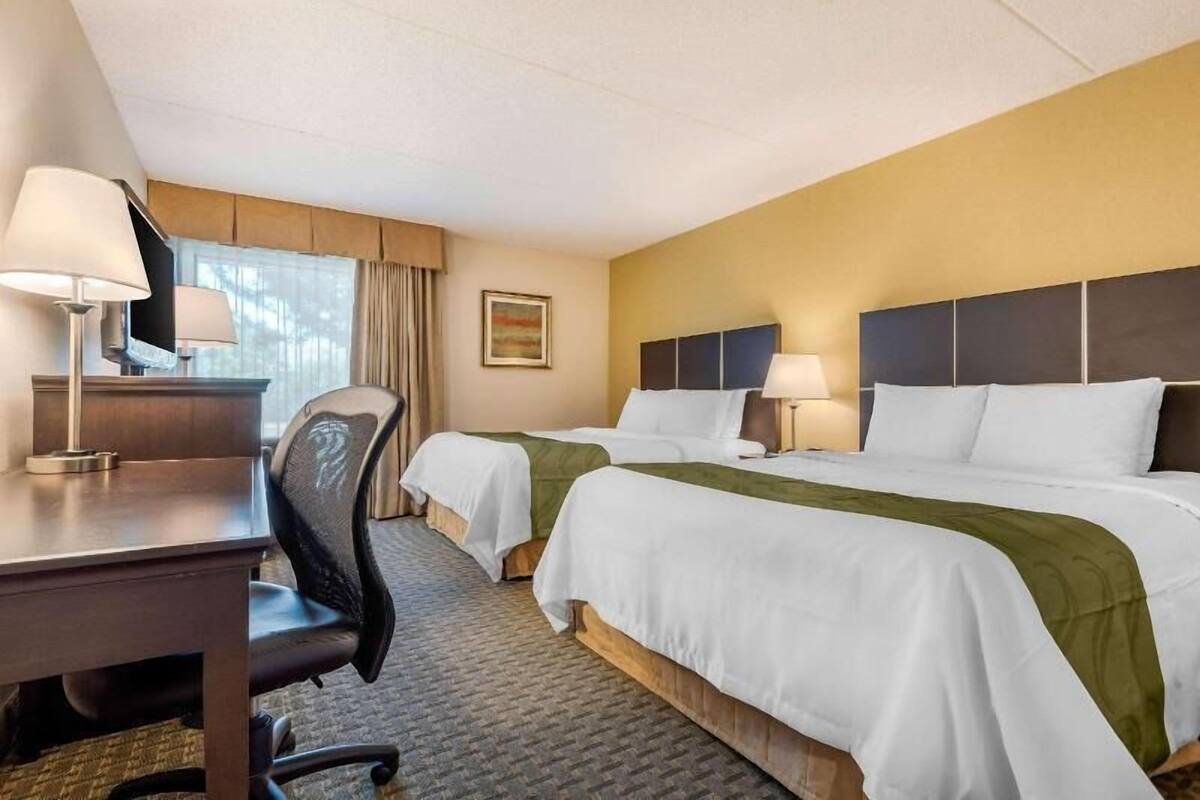 Premium bedding, in-room safe, desk, laptop workspace