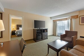 Premium bedding, in-room safe, desk, laptop workspace - Quality Inn & Suites (Brampton)