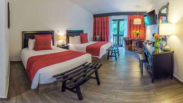 Habitación Deluxe, 2 camas matrimoniales, para no fumadores | Ropa de cama de alta calidad y caja de seguridad en la habitación