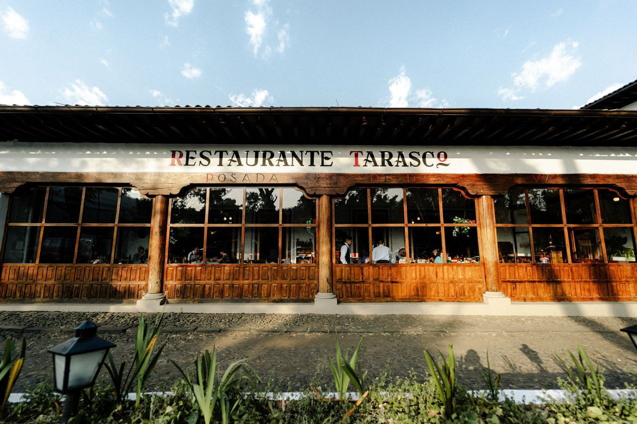 Un restaurante llamado Restaurante Tarasco, con fachada de madera y grandes ventanales.