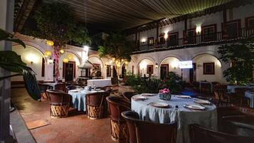 2 restaurantes, café da manhã, culinária mexicana