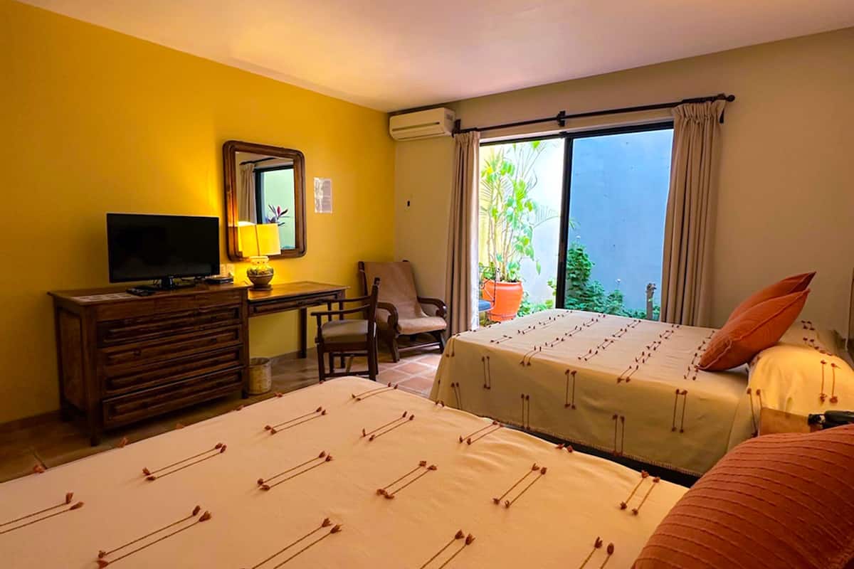 Doppelzimmer, Terrasse | Zimmersafe, individuell dekoriert, Schreibtisch