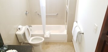 Un baño con inodoro, bañera y ducha.