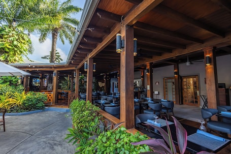 Breakfast, lunch and dinner served . Best Western Plus Belize Biltmore Plaza