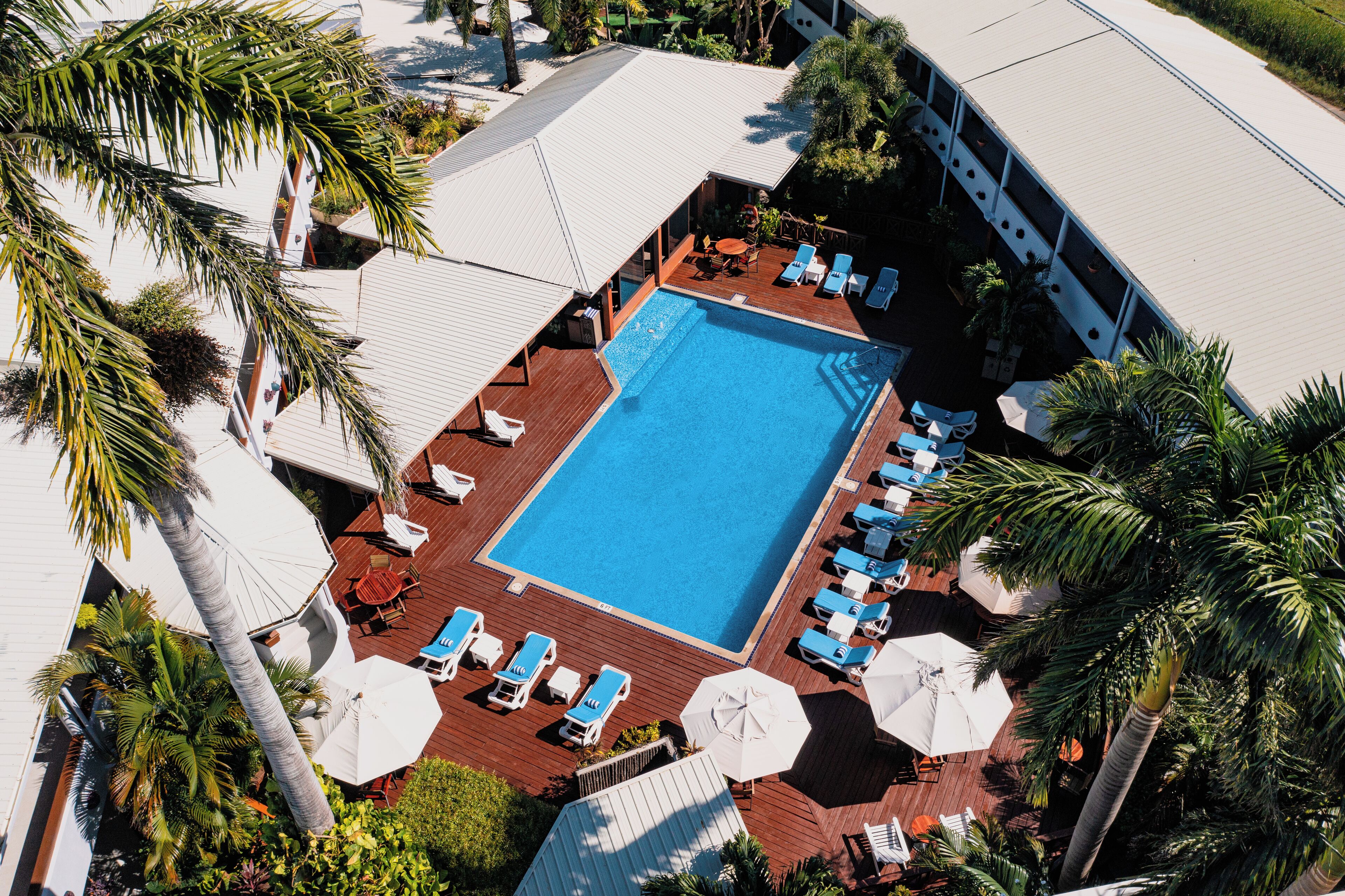 Una piscina al aire libre