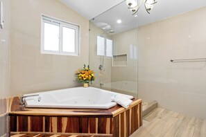 Suite junior, 1 cama King size, para no fumadores, hidromasaje (Living Room) | Baño | Tina con regadera, amenidades de baño gratuitas, secadora de cabello