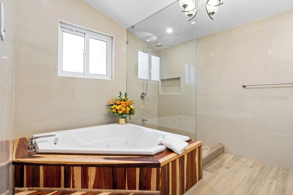 Suite junior, 1 cama de matrimonio grande, no fumadores, bañera de hidromasaje (Living Room) | Baño | Ducha y bañera combinadas y artículos de higiene personal gratuitos