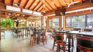 Serveert ontbijt, lunch en diner