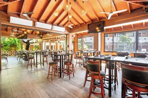 Serves breakfast, lunch and dinner - Best Western Plus Belize Biltmore Plaza (Belize City)
